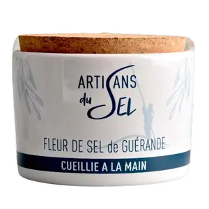 Fleur de sel de guérande dans son pot en céramique et sa pelle