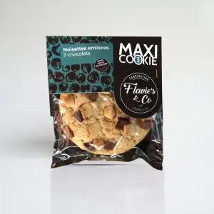 Maxi cookie noisettes entières et trois chocolats